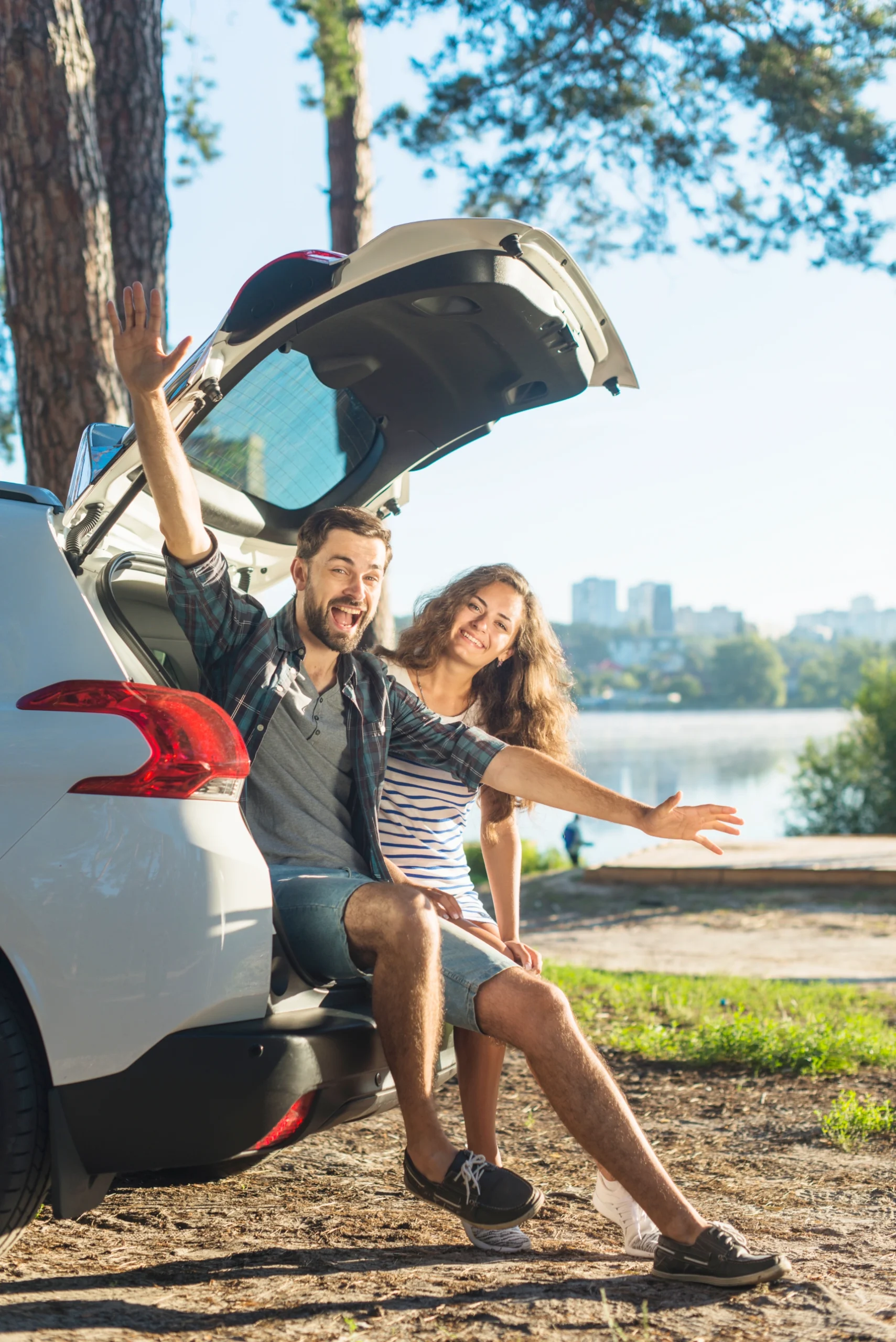 young-couple-car-trip